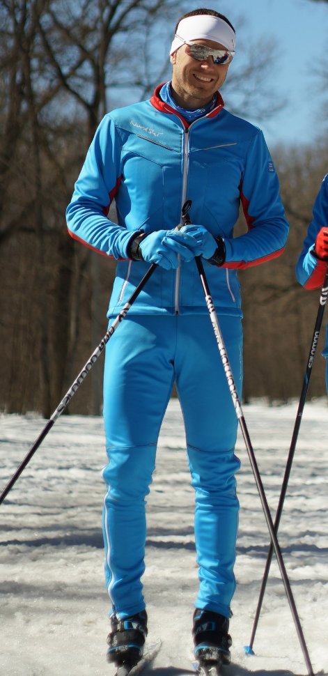 Лыжники в костюмах